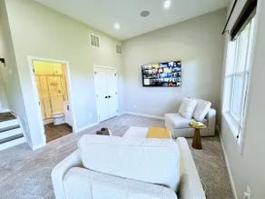 Private+Luxe Studio 1 BED+Full BTH, Prime Location - Image 5