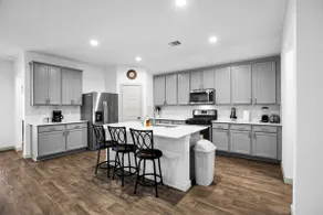 Spacious 5BR Home, Mins to Epicenter - Image 3