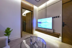 Spacious Luxury Bedroom - 7B2 - Image 4