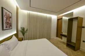 Spacious Luxury Bedroom - 7B2 - Image 3