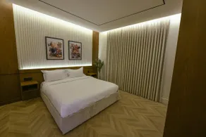 Spacious Luxury Bedroom - 7B2 - Image 2