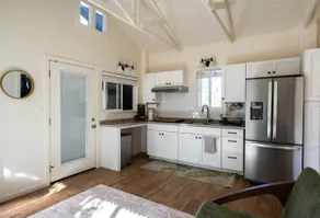 Clean and newly styled cottage in Hawi! - Image 3