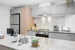 Modern 2BR in Brisbane CBD Free Parking and Pool - Image 5