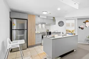 Modern 2BR in Brisbane CBD Free Parking and Pool - Image 4