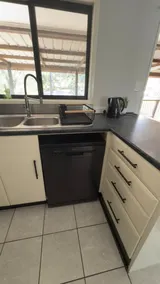 House with huge back yard and side access, 15 Beds - Image 4