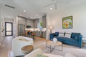 Modern Family Comfort 2BR 2 5BA Sleeps 6 - Image 3