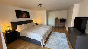 Stylish duplex – sleeps 4, 2 smart TVs - Image 5