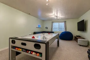 Spacious 6BR Family Retreat - Sleeps 18! - Image 3