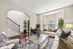 Spacious Elegant Entertainment Home - Image 3