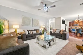 Spacious Elegant Entertainment Home - Image 4