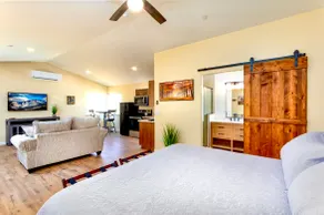 Blossom Creek Suite A - Image 4