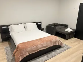 Suite in Lanford Queen Bed plus Sofa bed and Full Bathroom - Image 4