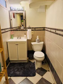 Guest suite with separate entrance and cozy gym! - Image 4