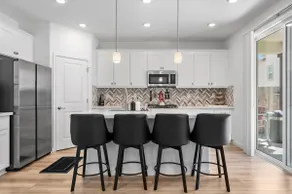 Sunny Folsom Escape: Cozy Vibes & Stylish Stay - Image 5