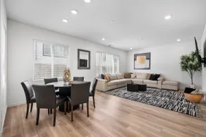 Sunny Folsom Escape: Cozy Vibes & Stylish Stay - Image 4
