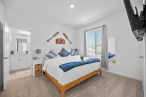 Sunny Folsom Escape: Cozy Vibes & Stylish Stay - Image 3