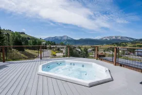 Alpine Escape: Hot tub + View + 2 Blocks to Lift! - Image 2