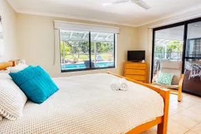 Pool and Putt Paradise - Image 5