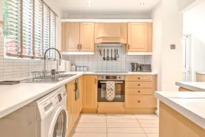 3BR House Parking, Garden & Pet Friendly - Image 4