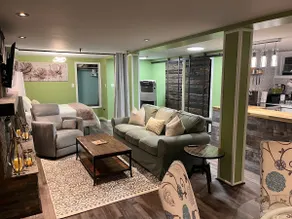 Bright & cheery lower level bachelor apartment. - Image 3