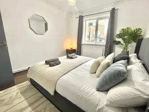 East London home for 5 - Image 3