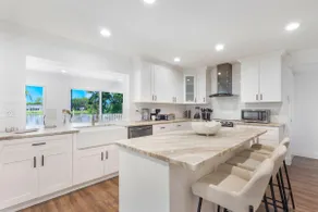 Wellington Lakehouse • Heated Pool & Views - Image 3