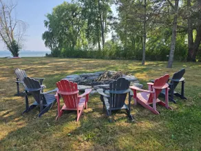 Beautiful lakefront wood chalet in PEC - Image 2