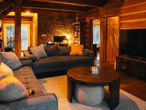 Beautiful lakefront wood chalet in PEC - Image 4