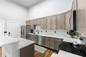 Stylish King Suite | Walk to Downtown | Near OWU - Image 4