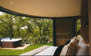 Unusual ”Lumipod” room and its private Jacuzzi - Image 5
