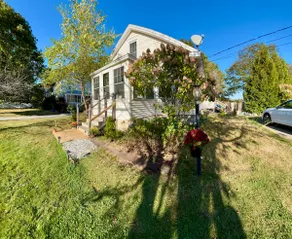 Portland, Beaches & More! Fenced Yard for Dogs - Image 3