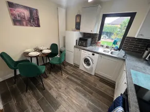 Modern 2-Bed Apartment: Your City Center Getaway - Image 4