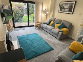 Modern 2-Bed Apartment: Your City Center Getaway - Image 2