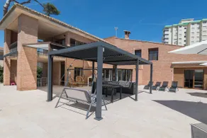 Villa with professional barbecue for families - Image 3
