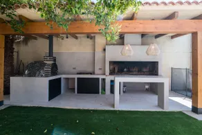 Villa with professional barbecue for families - Image 4
