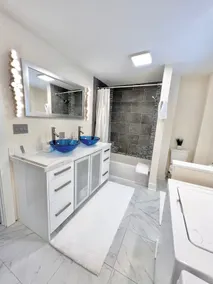 Luxury Renovated Home with 2full baths + Parking - Image 5