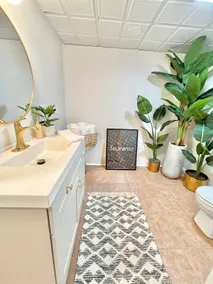 Luxury Renovated Home with 2full baths + Parking - Image 3