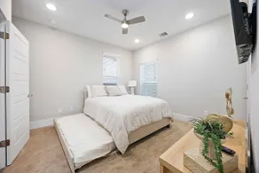Modern Heights Townhome|3BR/3.5BA| Walk to 19th St - Image 4
