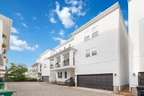 Modern Heights Townhome|3BR/3.5BA| Walk to 19th St - Image 2