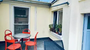 Spacious 4-room apartment with terrace and garden - Image 3