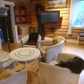 Newly renovated log house - Image 4