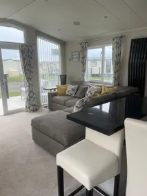 Luxurious Lodge - with Isle of Wight Sea View - Image 3