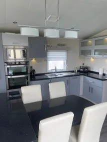 Luxurious Lodge - with Isle of Wight Sea View - Image 4