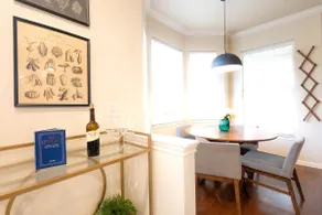 Luxury Condo Prime Location -Ideal Midterm Rental - Image 3