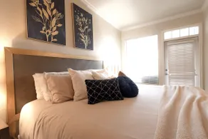 Luxury Condo Prime Location -Ideal Midterm Rental - Image 4