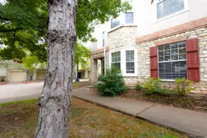 Luxury Condo Prime Location -Ideal Midterm Rental - Image 2