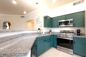 Luxury Condo Prime Location -Ideal Midterm Rental - Image 5