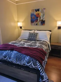 Chic & Modern Guesthouse with backyard Patio - Image 3