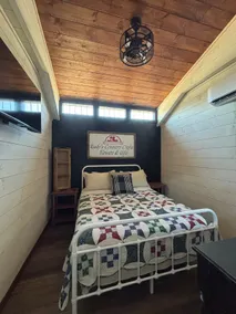 Black Dog Cabins at Rend Lake/ Paws and Unwind - Image 4