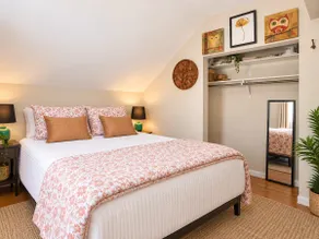 Trendy Treehouse, a 2BR with a treetop balcony - Image 4